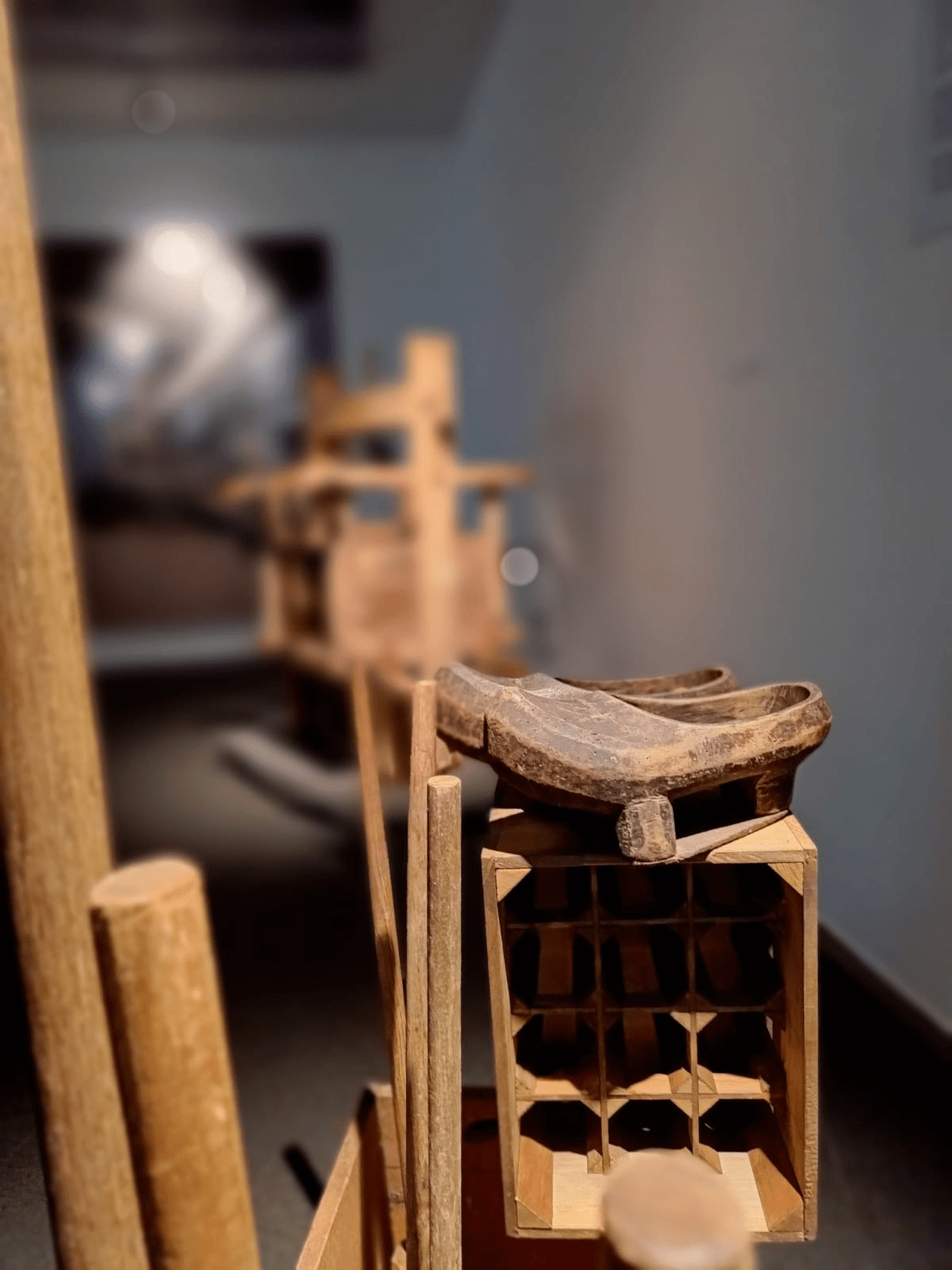 Detalle madreñes, mayos, caja sidra y llagar de madera