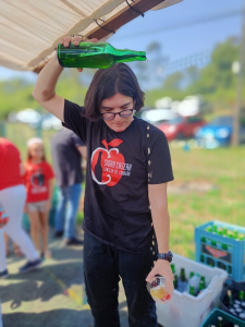 Echando un culín en la Degustación de sidra casero de Carreño 2022